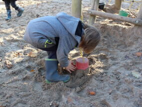 Kind im Sandkasten