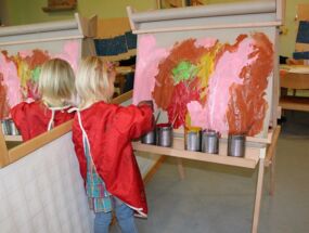Kind beim Malen an der Staffelei