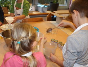 Kinder beim Experimentieren